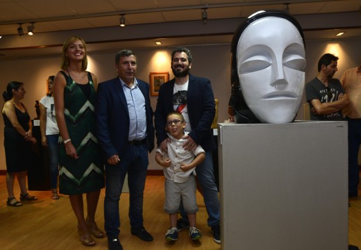 26 esculturas e 16 pinturas exhíbense nunha exposición retrospectiva de Jontxu Argibay no Centro Cultural Lustres Rivas de Riveira